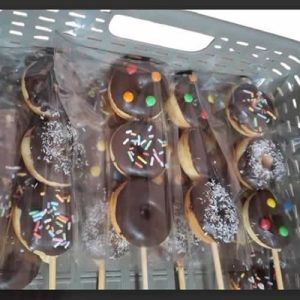 🍩🍫 BROCHETA DE DONAS BAÑADAS EN CHOCOLATE – Repostería Leonelys
