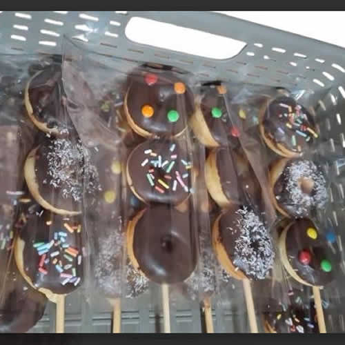 🍩🍫 BROCHETA DE DONAS BAÑADAS EN CHOCOLATE – Repostería Leonelys